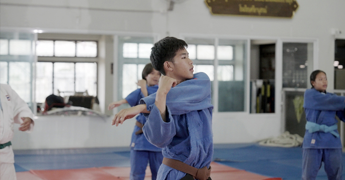 เด็ก ๆ ในมูลนิธิกระต่ายหมายจันทร์กำลังฝึกซ้อมกีฬายูโด