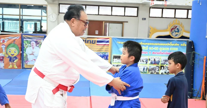 จากแรงศรัทธาในกีฬา สู่การสร้างโอกาสที่ยิ่งใหญ่ให้เด็ก ๆ ของ “อาจารย์ยงยุทธ คงเมือง”