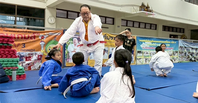 จากแรงศรัทธาในกีฬา สู่การสร้างโอกาสที่ยิ่งใหญ่ให้เด็ก ๆ ของ “อาจารย์ยงยุทธ คงเมือง”